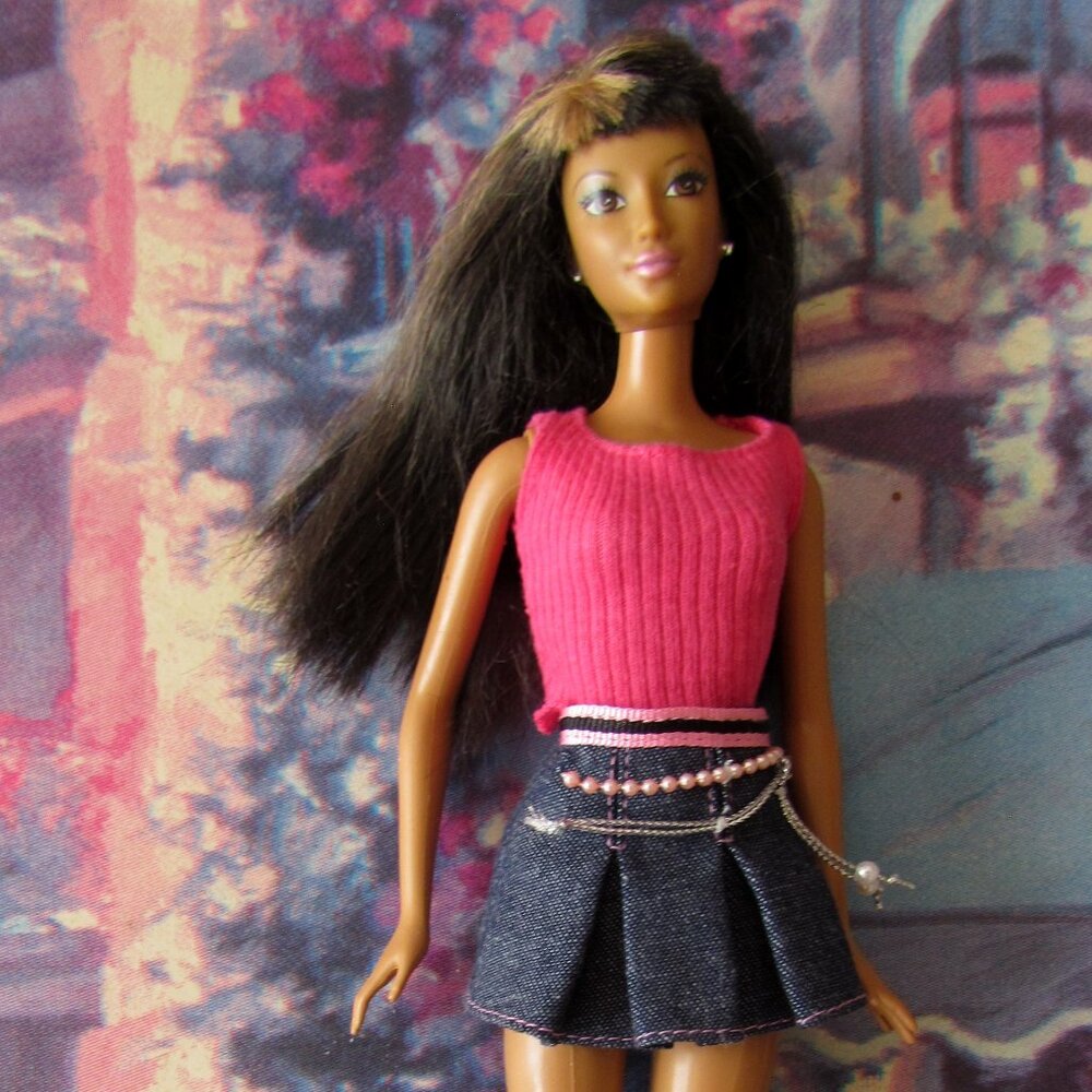 ETHNIC STREAKED HAIR BARBIE, LEGS BEND, BROWN HAIR w GOLD STREAK, BANGS + OUTFIT